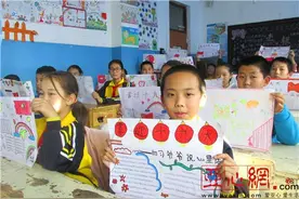 新疆裕民县：学生手抄报感恩祖国感恩党图片