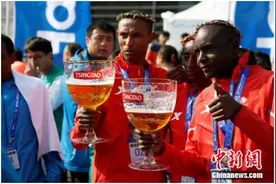 满饮青岛啤酒“冠军杯”青岛马拉松鸣枪开跑图片