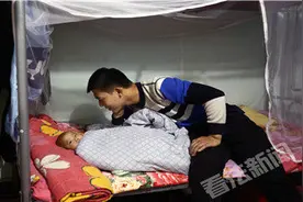 患瘤三胞胎来京治病 住昏暗地下室以空奶粉罐为凳图片