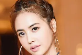 周冬雨娜扎偷偷变美？圈圈耳环才是瘦脸神器图片