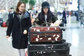 李小璐携母一同现身吸睛十足 承包行李变贴心小棉袄图片
