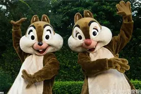 迪士尼人偶演员被游客打成脑震荡 目击者：助跑后跳起来拍头图片