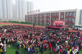 「现场」孟津戏曲进校园数千名学生现场学唱小仓娃图片