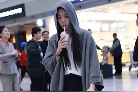欧阳娜娜机场化身小吃货 享受手里的望着店里的图片