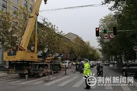 电力施工交通信号灯中断 荆州交警快速处置保畅通图片