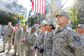 英姿飒爽 华人老兵方阵添彩纽约退伍军人节大游行图片