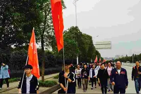 “00后”真不赖！武汉600名高中生徒步16公里，家长开车护送未被理睬图片