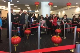 美航空为吸引中国游客 挂灯笼营造中国元素氛围图片