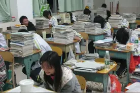 晚自习，班里一片嘈杂，这个老班如何调教学生高效利用时间图片