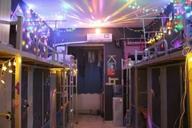 别人家的寝室 郑州7名大学生把宿舍装扮成KTV图片