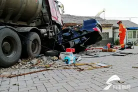 潍坊：30吨粗苯罐车“压住”轿车 吊车消防车联合救援图片