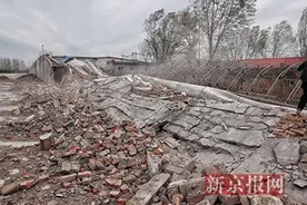 北京通州区杨秀店村一围墙被风吹倒 致2死1伤图片