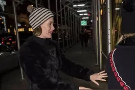偶像包袱碎一地！“香蕉姐”与好友热聊笑得前仰后合图片