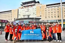 韩红公益行再出发 践行“尊老敬老”传统美德图片