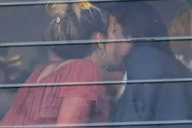 杰克逊女儿与神秘长发男牵手搂肩亲密十足图片