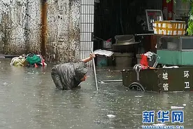 万宁“深掏哥”清理下水道垃圾感动群众图片