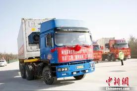 新疆阿克苏首批“冰糖心”苹果专列发往浙江图片