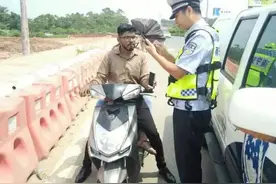 惊险！外籍男子想抄近路开电动车上高速，交警蜀黍及时管控引导图片