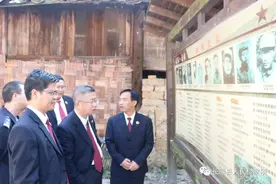 红军标语前的誓言——走得再远也不要忘记来时的路，不要忘记为什么出发……图片