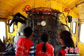 广西民众走进火车驾驶室 体验“开”火车图片