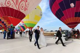 百对新人乘热气球结婚，英国跳伞运动员即兴互许终身图片