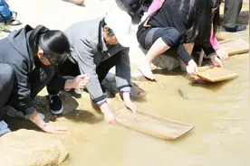 黑龙江伊春市乌拉嘎镇人曾经流行手工淘金，在水边寻找天然金沙，如今这种方式已叫停视频封面