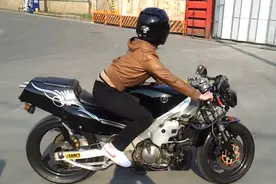 1米5个子的小女生，厂房里练习二冲摩托车TZR250