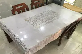 餐桌上沾有油污痕迹，难清理，奶奶教了我这一招，几秒钟就能擦净