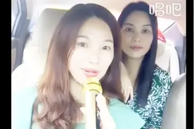 好姐妹相聚车里唱歌《风含情水含笑》哪个更好呢视频封面