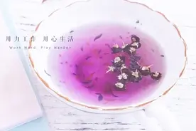 儿子在吃西餐，母亲在啃咸菜，看哭无数人！视频封面