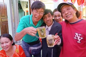 白发奶奶含泪送孙女出嫁，感动全场人视频封面