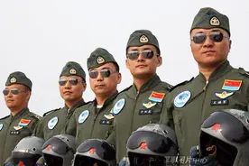 我军80年来更换16种军帽，：究竟哪一种更好看？