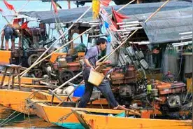 巢湖上的渔民几百年都住在船上，每天都能吃野生大鱼、空调电视船上都有视频封面