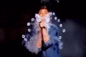最牛逼的电子烟吐烟圈表演，看完好想学，这样媳妇就不会让我戒烟了！喜欢麻烦分享给好朋友！视频封面