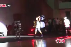 “萌神”弟弟也打球？库里兄弟蓉城大PK视频封面