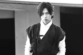 井柏然封面大片曝光 黑白look走日系风视频封面