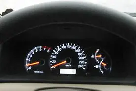 汽车怠速突然升高怎么办，这2种情况自己就能修，很多人却白花钱修车视频封面