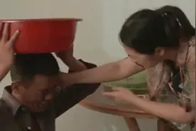 村长给城里来的漂亮姑娘举行欢迎仪式，结果晚上回去媳妇不乐意了跪搓衣板视频封面