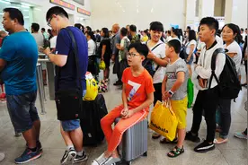 北方强降雨致多趟列车停运 大量旅客滞留太原火车站