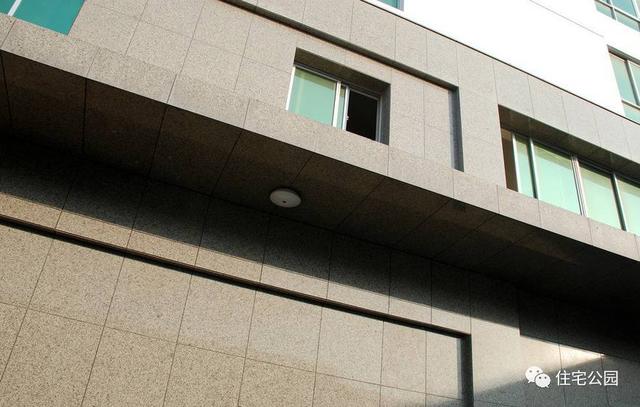 我家瓷砖全包90一平,邻居70一平的真石漆外墙做好,我后悔到哭