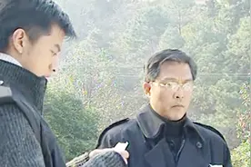 男子气愤的把50万支票一把撕碎视频封面