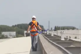 外国人的屋顶栏杆都这样装，安全又实用，看着真舒服！