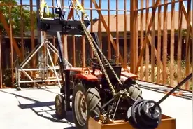 农村牛人把拖拉机改装成多功能起重机，一天能建一栋房子，超级牛逼！