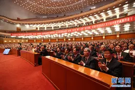 风雨洗礼披坚执锐，红旗漫卷昂首阔步图片