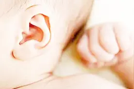 宝宝耳朵后面有个疙瘩是淋巴结肿大吗？遇到这种情况应该怎么办才好呢？视频封面