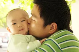 家长不要让人乱亲宝宝 一个吻足以要了孩子的命视频封面