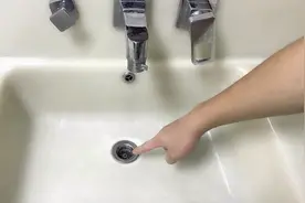 下水道口的塞子掉了，谁还花钱配？花几毛钱就能自制一个，太实用了视频封面