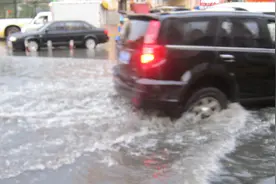 暴雨后，哈尔滨街路积水严重