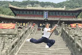 武当春秋大刀，动作简单，刀法多变，武当功夫传人钟学浩演练
