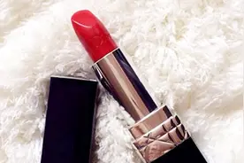 这是每个女生都必入的一支口红，不同涂法有不一样的风情